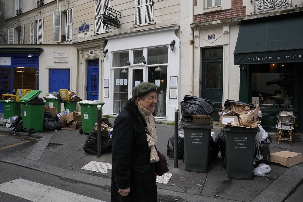 原本如画般的巴黎街头，如今被无法清运的垃圾堆满，并且引发公共卫生隐忧。（美联社）(photo:UpMedia)