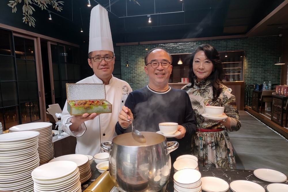 董事長羅文貴、李茂萍夫妻偕總主廚黃志龍端出平常吃不到的私房料理。（楊文琳攝）