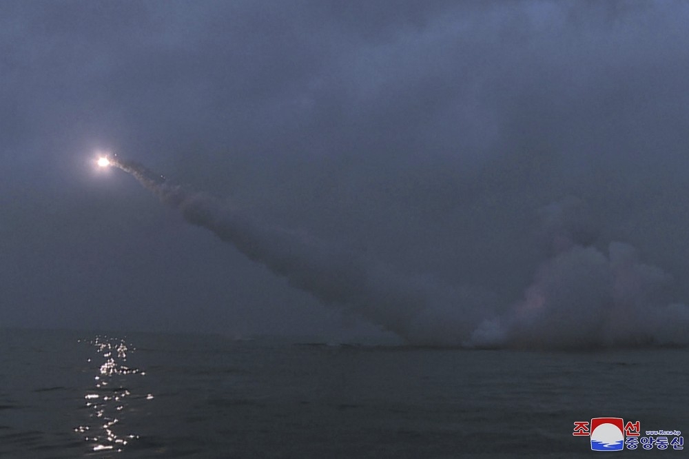 北韓12日由其潛艦發射兩枚戰略巡弋飛彈。（美聯社）