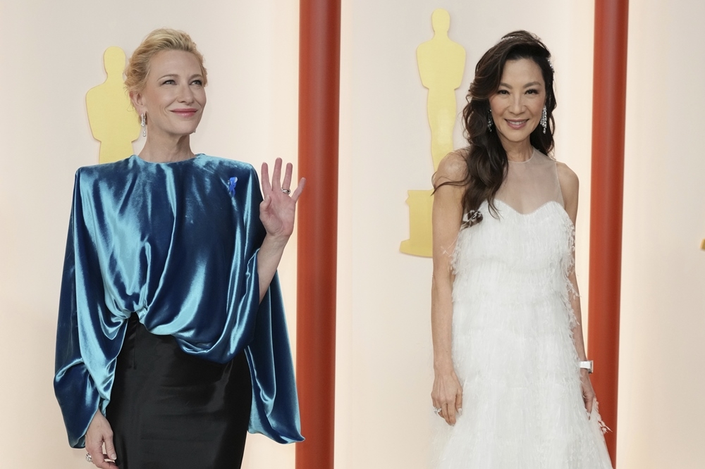 楊紫瓊（右）以電影《媽的多重宇宙》成為本屆影后大熱門，將與強敵凱特布蘭琪（Cate Blanchett）從紅毯廝殺到頒獎台。（美聯社）