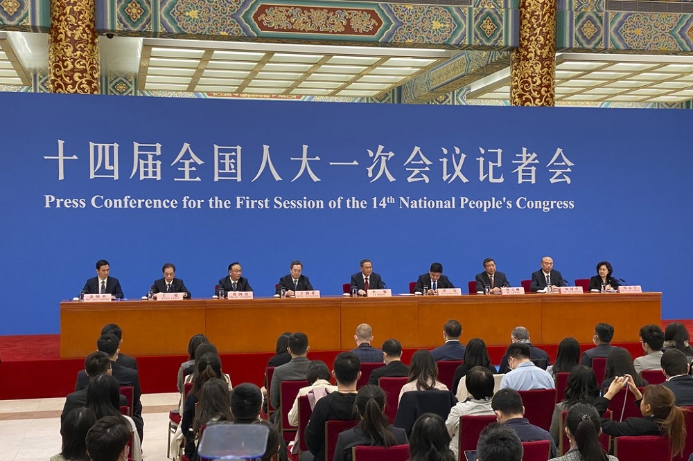 中國兩會的人大會議結束後召開記者會，新任國務院總理李強成為主角。（美聯社）