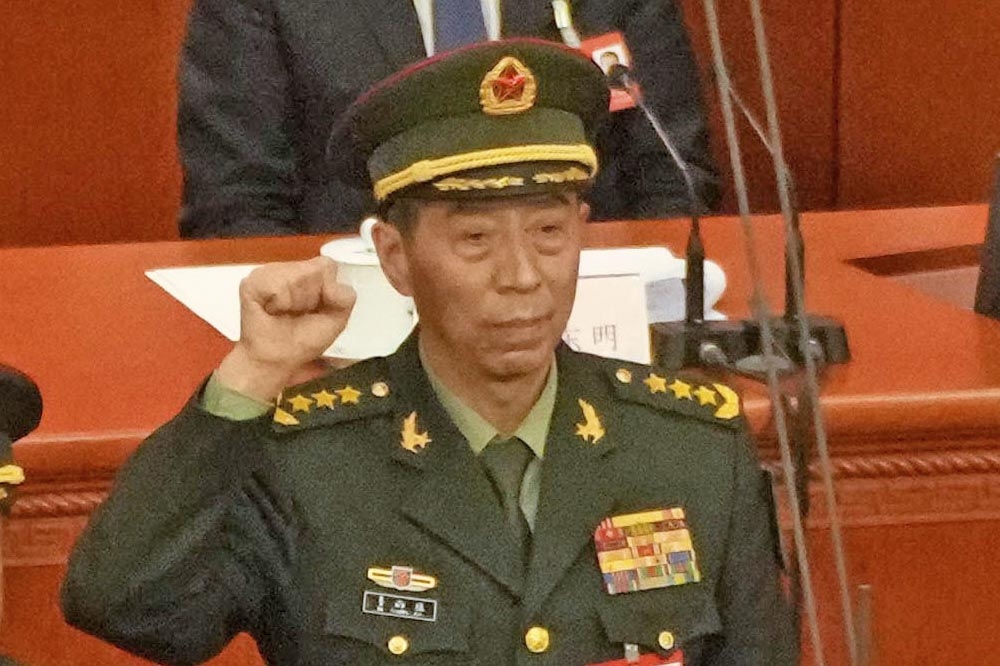 李尚福11日獲選為中國國家軍委委員後，宣誓就職。隔天他出任國務委員兼防長。（美聯社）