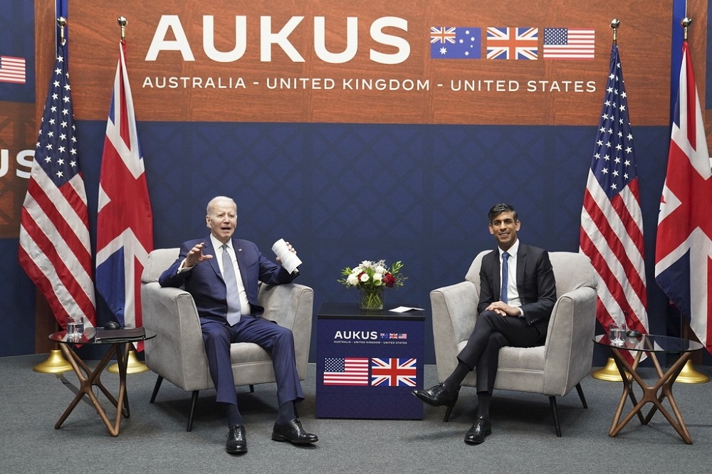 美國總統拜登在與英國首相蘇納克會面時，表示希望能很「很快」與中國領導人習近平展開對話。（美聯社）