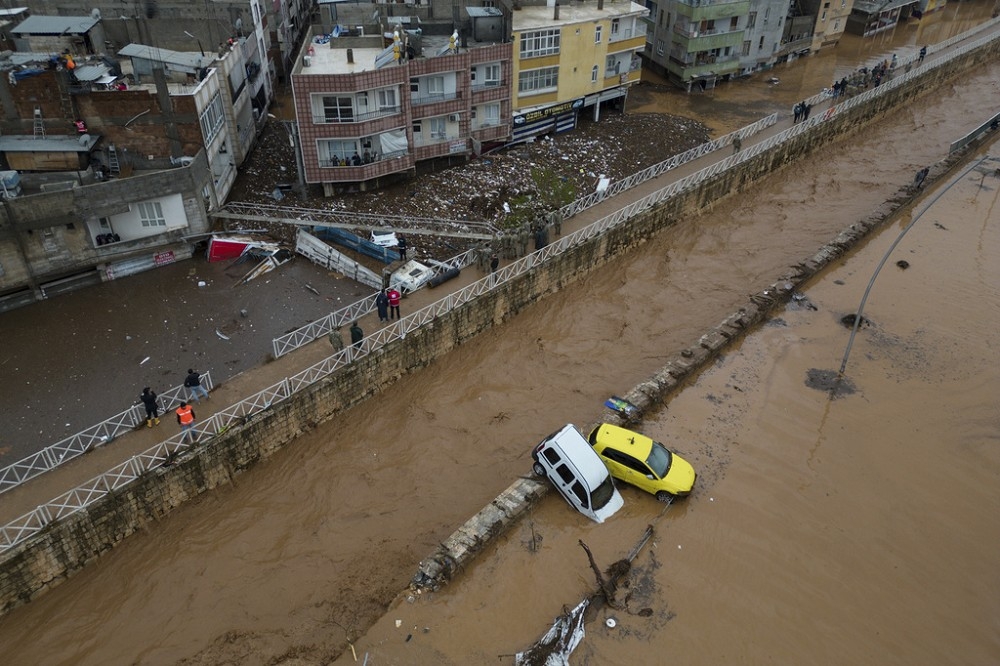 暴雨在尚勒烏爾法省引發洪水，巨大的威力將汽車沖走。（美聯社）