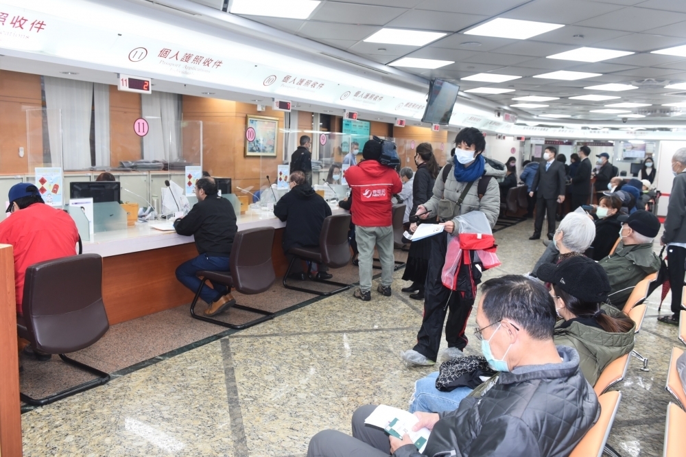 領務局自3月22日起，新增2個臨櫃申辦護照櫃檯，以提高民眾的申辦效率。（資料照片／張哲偉攝）
