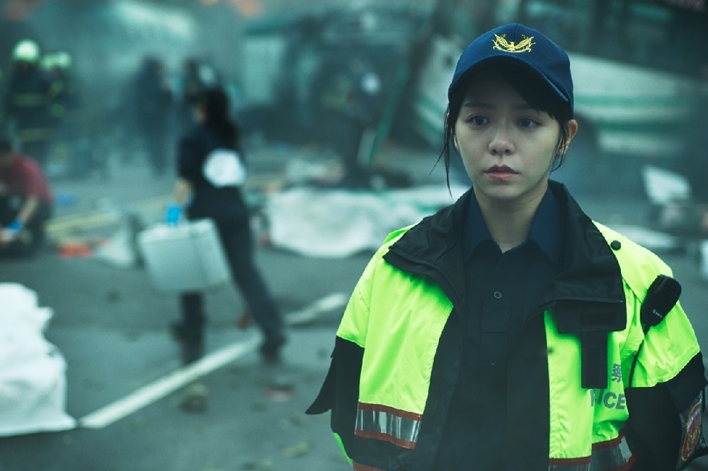 宋芸樺在奇幻新劇《不良執念清除師》飾演警察，她穿著警察制服看著眼前慘況忍不住紅眼眶。（愛奇藝國際站提供）