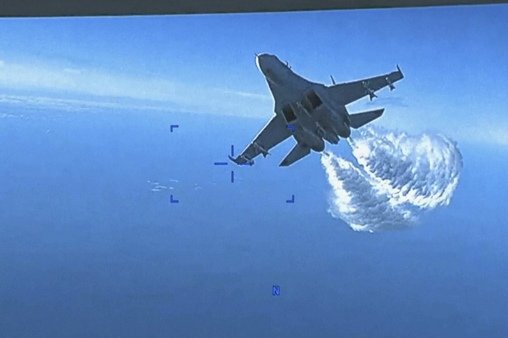 美軍公布畫面顯示，俄機在迫近MQ-9無人機時，一面釋放燃油，並與無人機發生碰撞。（美聯社）