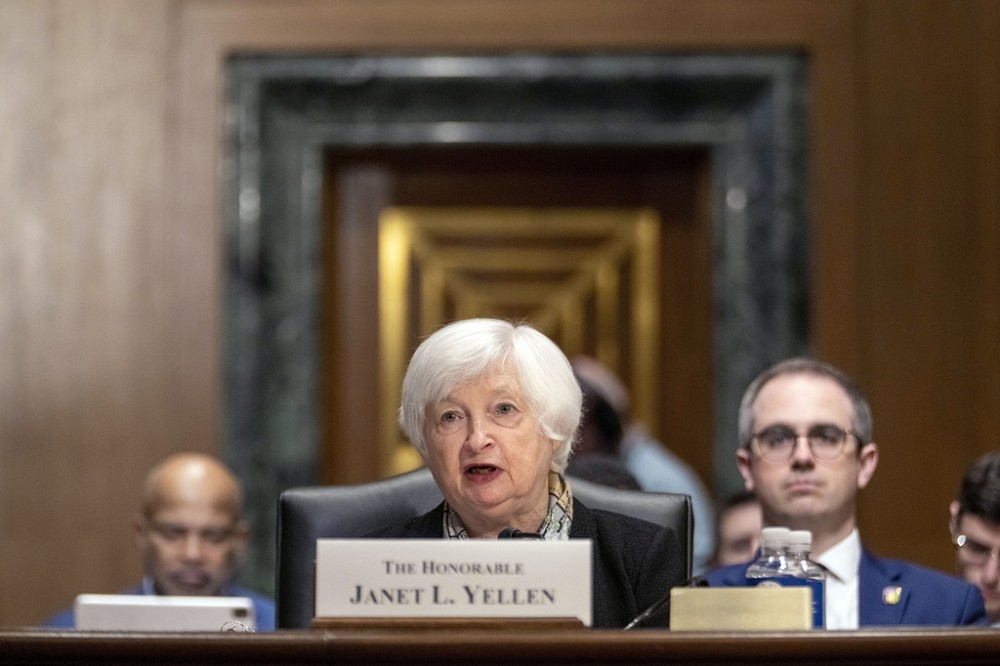 美國財政部長葉倫16日出席參院財政委員會聽證會，表示銀行體系依舊健全。（美聯社）