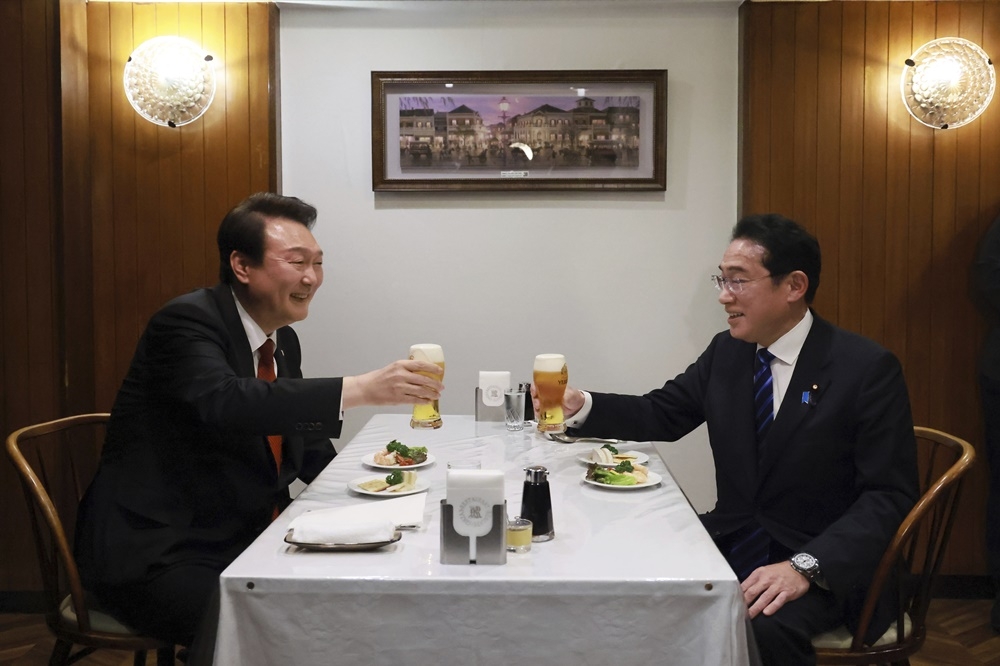 岸田文雄（右）與尹錫悅到銀座餐館享用蛋包飯。（美聯社）