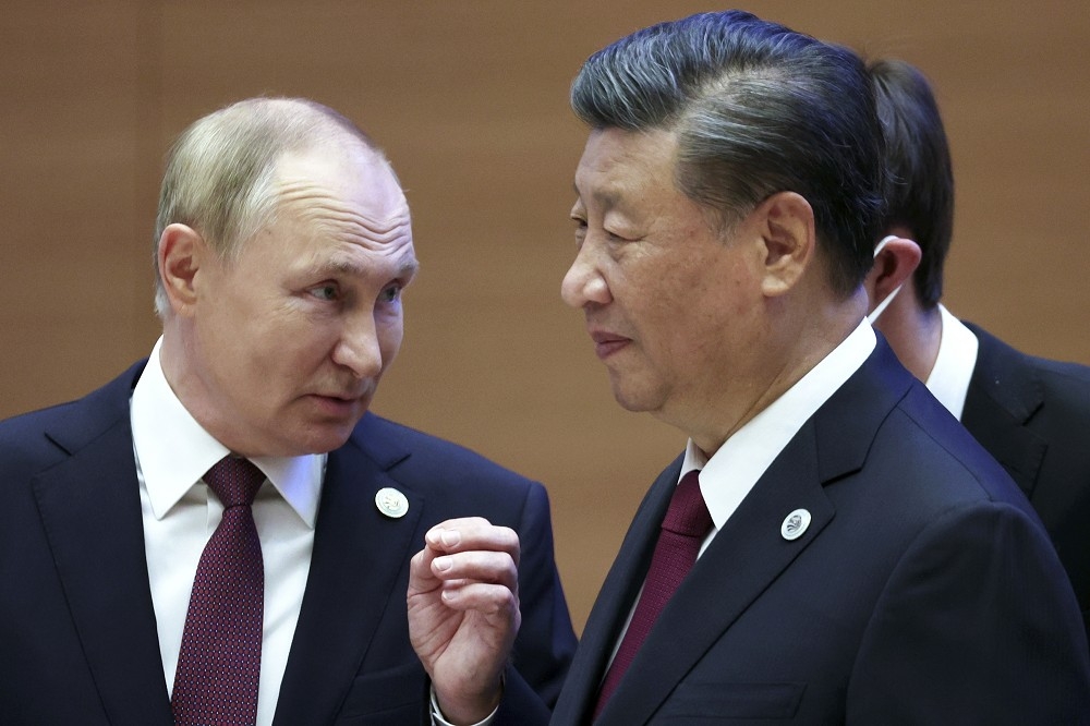 習近平（右）出訪莫斯科在即，西方對於中國外交部聲稱的「和平之旅」抱持高度懷疑。（美聯社）