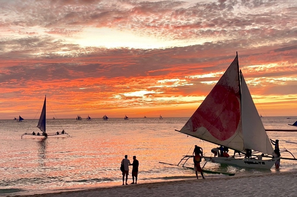 菲律賓長灘島擁有海島沙灘的絕美無敵夕陽美景，一直是台灣與國際旅客的渡假首選。(金遠東國際旅行社提供)