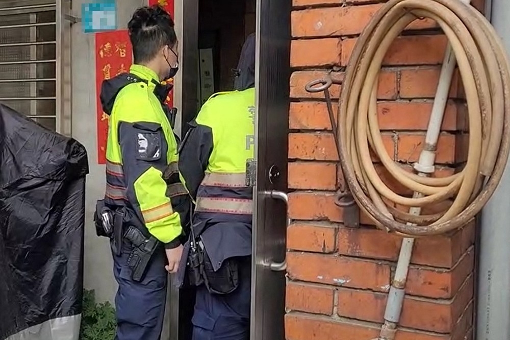 警方今天找到陳嘉壎的老家，他的大伯應門後怒罵名嘴。（翻攝畫面）