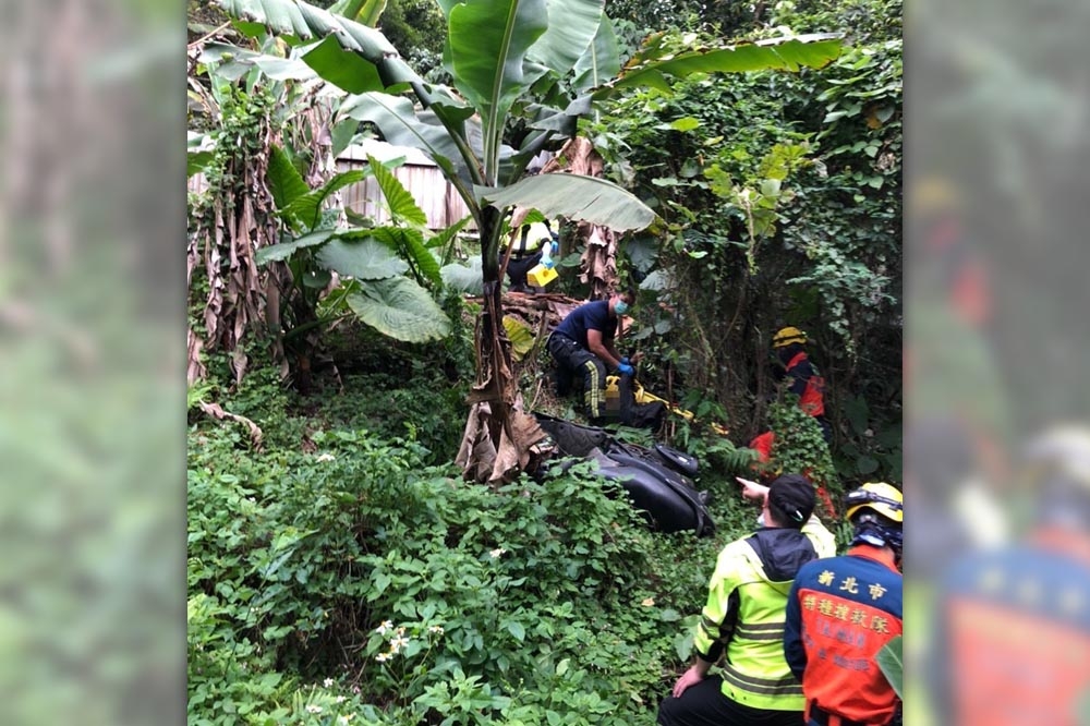 肇事機車疑似失控撞破鐵皮圍籬後衝下山坡，釀1死2傷。（翻攝畫面）