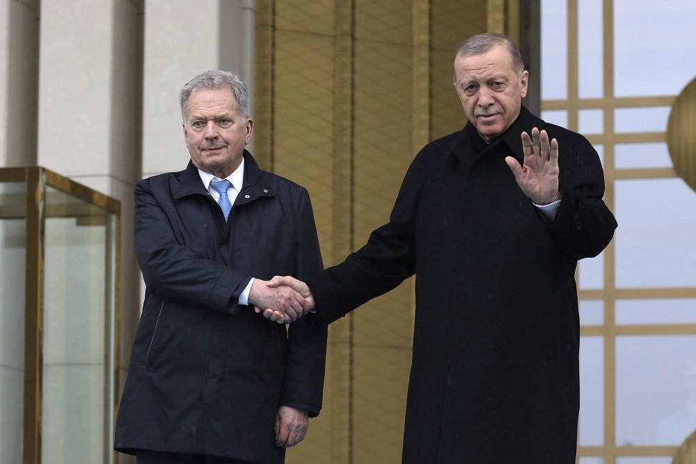 土耳其總統艾爾段（右），與到訪的芬蘭總統尼尼斯托一同舉行記者會，並宣布展開批准芬蘭加入北約的程序。（美聯社）