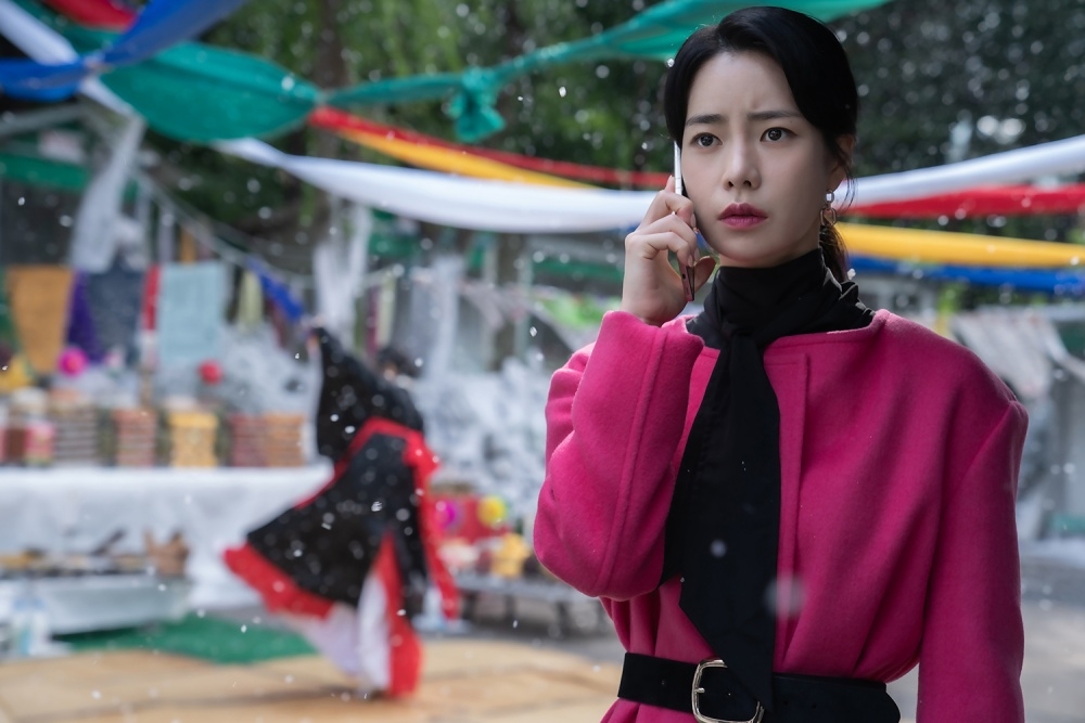 林智妍在韓劇《黑暗榮耀》中飾演反派惡女「朴涎鎮」，讓觀眾氣到拳頭都硬了，她也因此迎來演藝事業高峰。（Netflix提供）