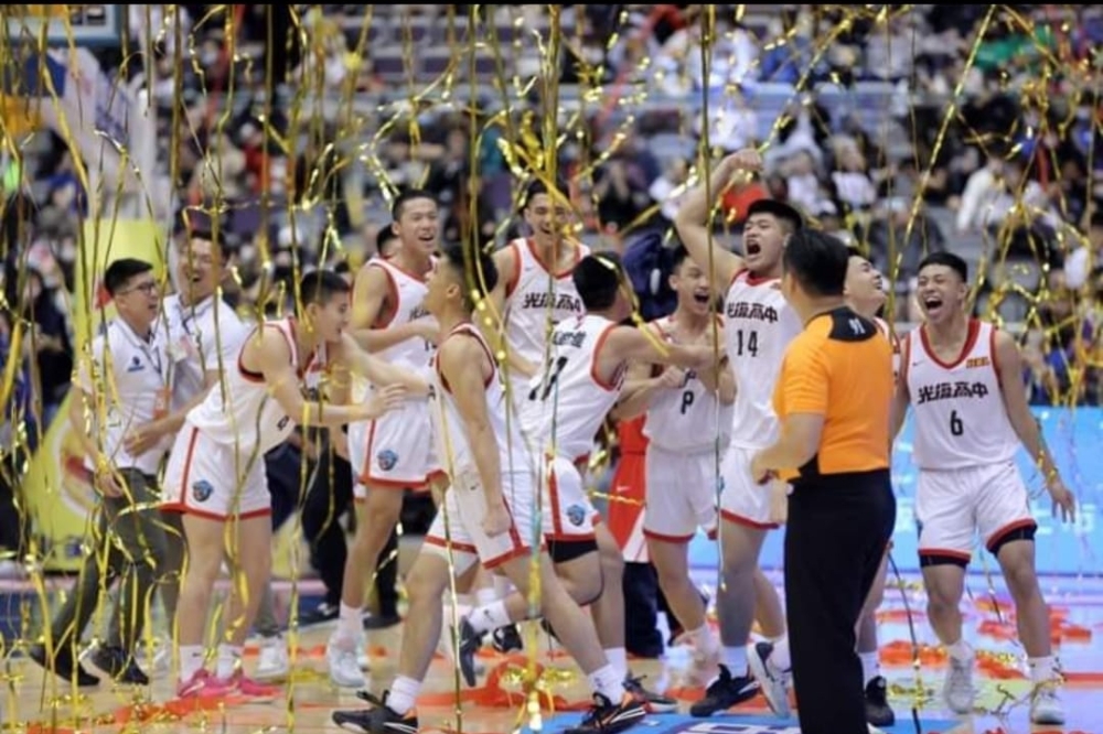 新竹市為了慶祝光復高中籃球隊二連霸，20日晚間將發放1000份雞排。（取自新竹市光復高中粉絲團臉書）