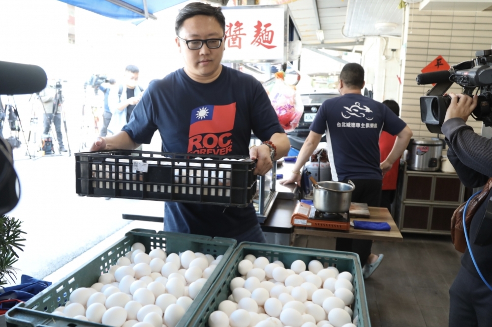 農委會凍漲蛋價，台北市蛋商公會揚言，若下周不調整蛋價，將採取無限期休市。（示意圖，王侑聖攝）