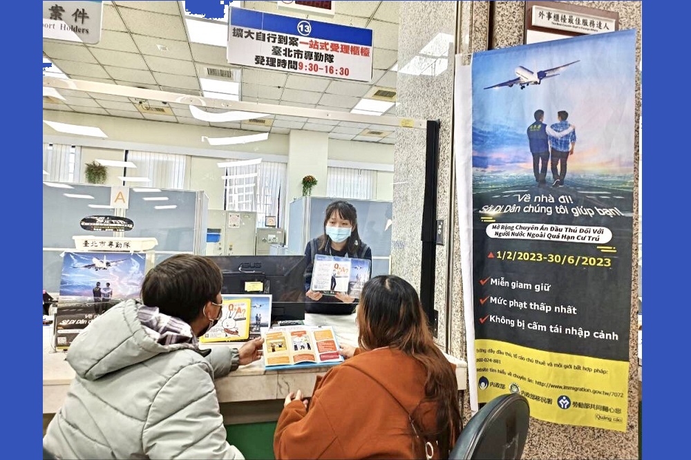 臺北市服務站內「一站式自行到案受理櫃檯」。（移民署提供）
