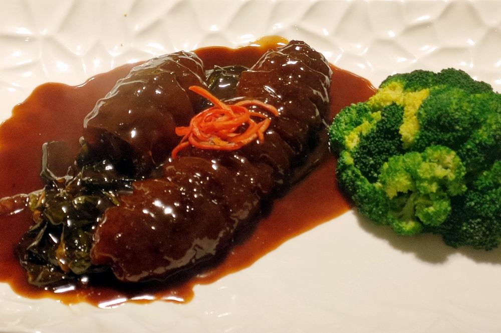 上海名菜「蝦籽紅燒大海參」。（楊文琳攝）