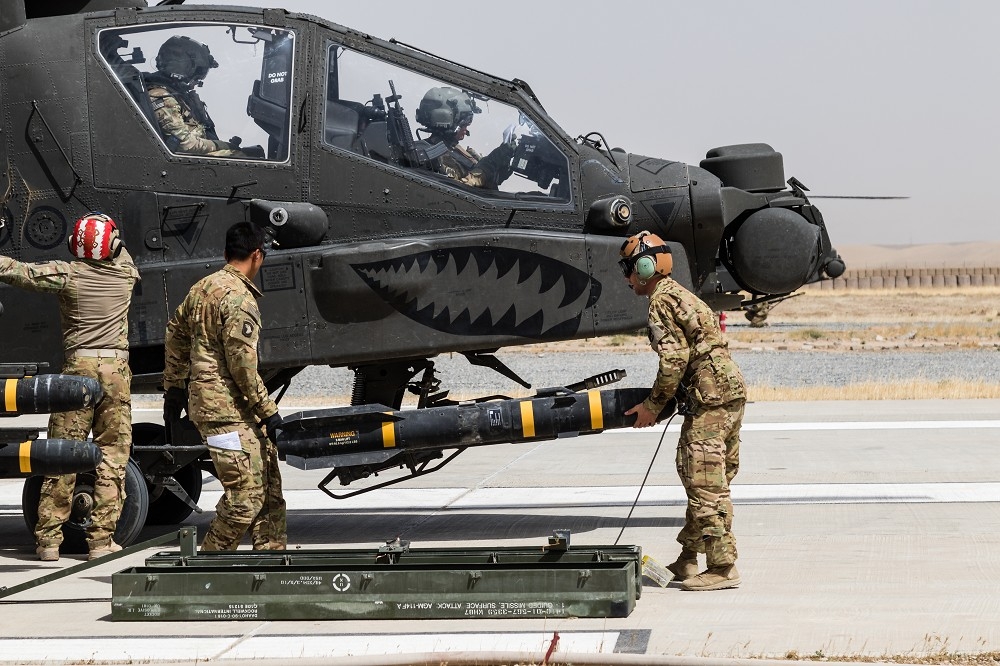 美批准向波蘭出售800枚「地獄火」飛彈的軍售案，圖為美陸軍人員正為AH-64E「阿帕契」直升機裝載該型飛彈。（取自DVIDS網站）
