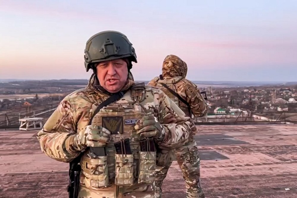 普里戈辛先前在巴赫姆特城區對烏克蘭嗆聲，如今卻要求俄正規軍出手援助，頗有諷刺意味。（美聯社）