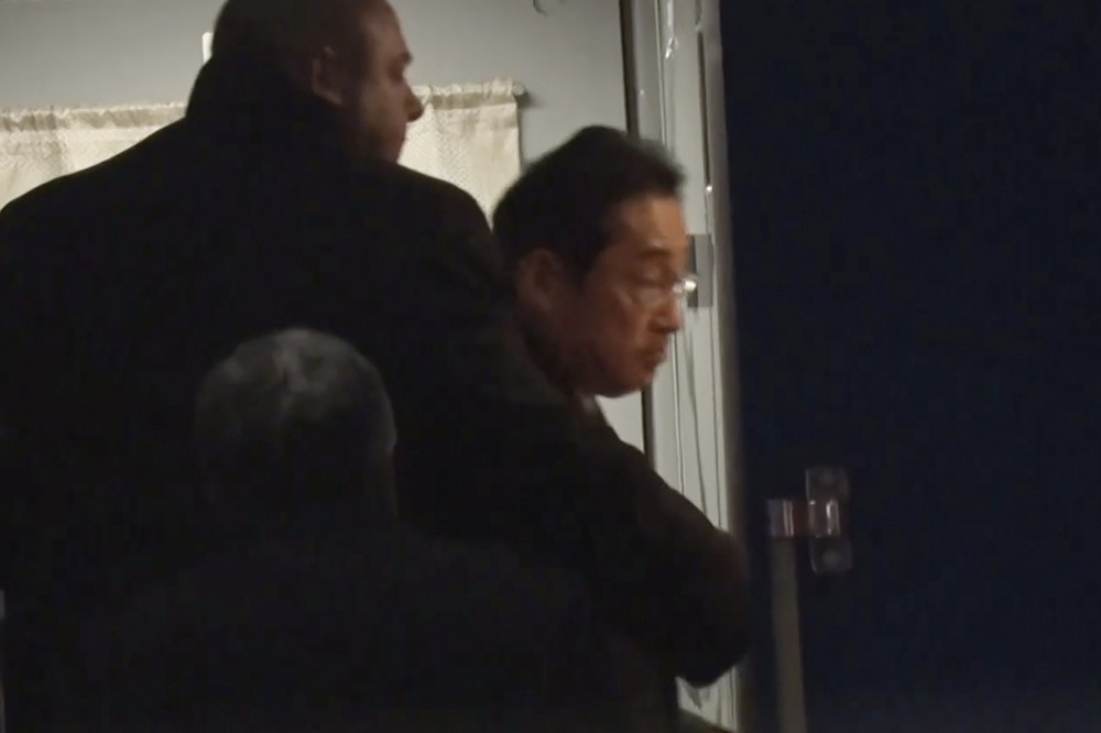 日本首相岸田文雄，21日凌晨在波蘭普熱梅希爾搭上列車，前往基輔與烏克蘭總統澤倫斯基會面（美聯社）