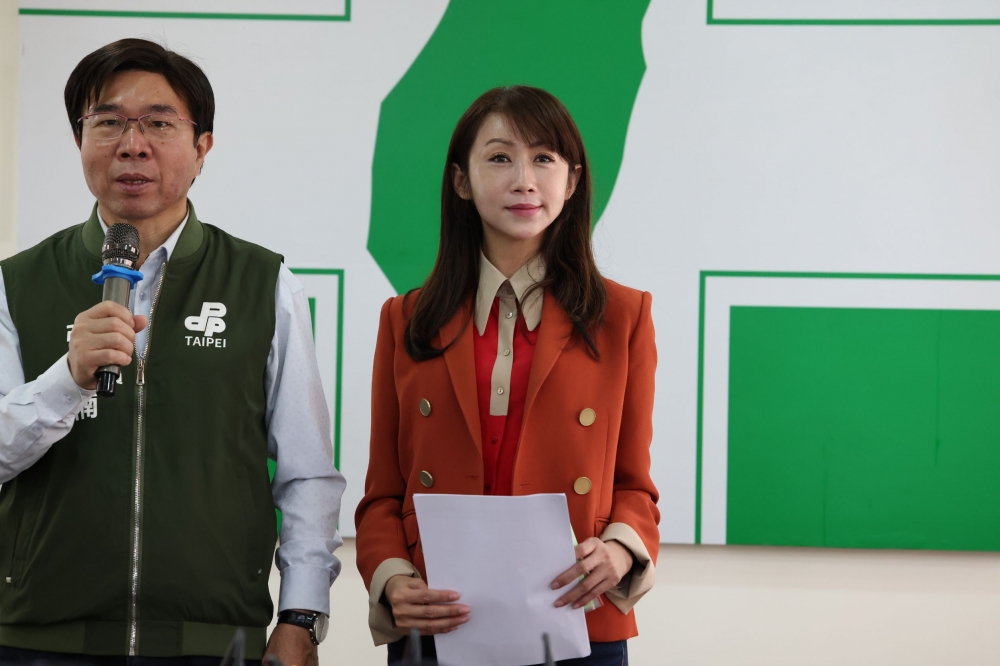 台北市議員許淑華（右）今天登記立委黨內初選，強調是服務升級。（陳愷巨攝）