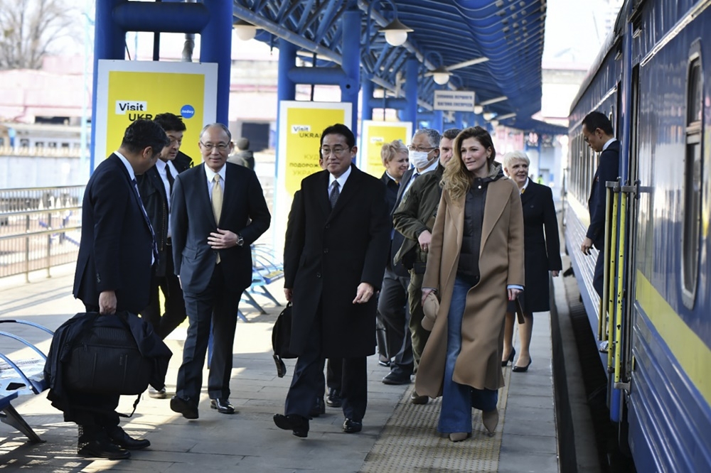 日本首相岸田文雄（中）21日飛抵波蘭，再搭火車抵達基輔。（美聯社）