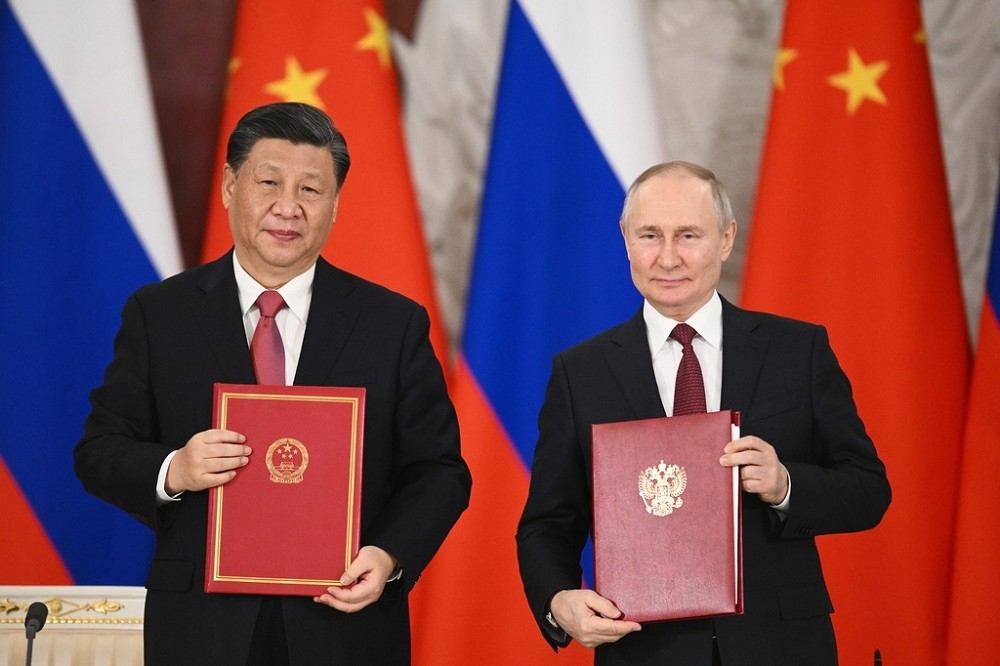 習近平與普丁簽署兩份聲明，加強中俄兩國在戰略協作與經濟方面的合作關係。（美聯社）