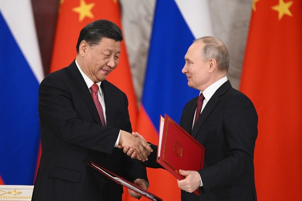 中俄兩國領導人共同完成聯合聲明簽署後，握手致意。（美聯社）