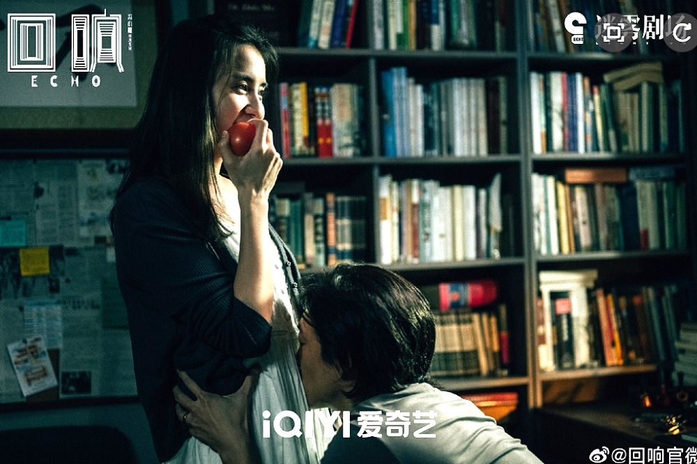 中國女星宋佳（左）、王陽主演由馮小剛導演的懸疑劇《回響》，近日熱度完勝張譯主演的大熱懸疑劇《他是誰》，直衝中國懸疑劇熱度冠軍。（取自回響微博）