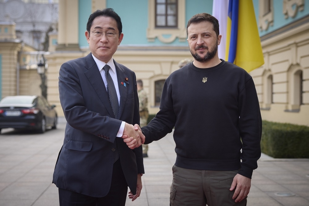 岸田文雄訪問烏克蘭總統澤倫斯基，與習近平在俄羅斯隔八百公里遙遙相對。（美聯社）
