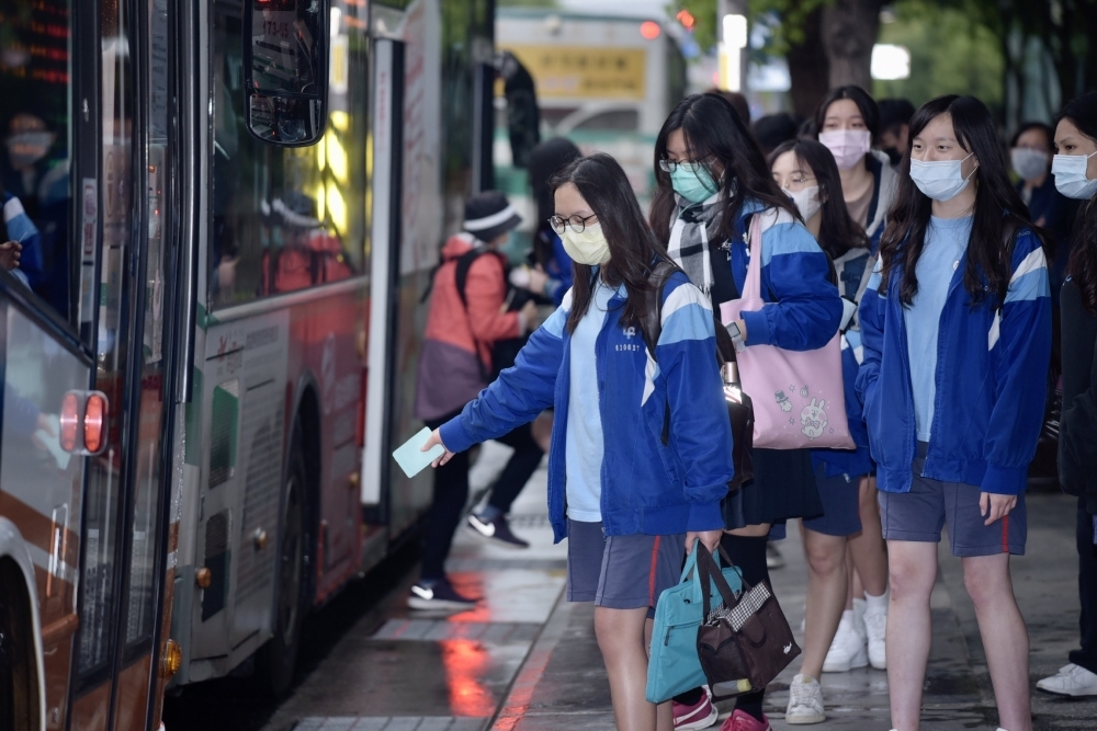 搭公車、捷運改不強制戴口罩？　指揮中心：最快4月中下旬實施