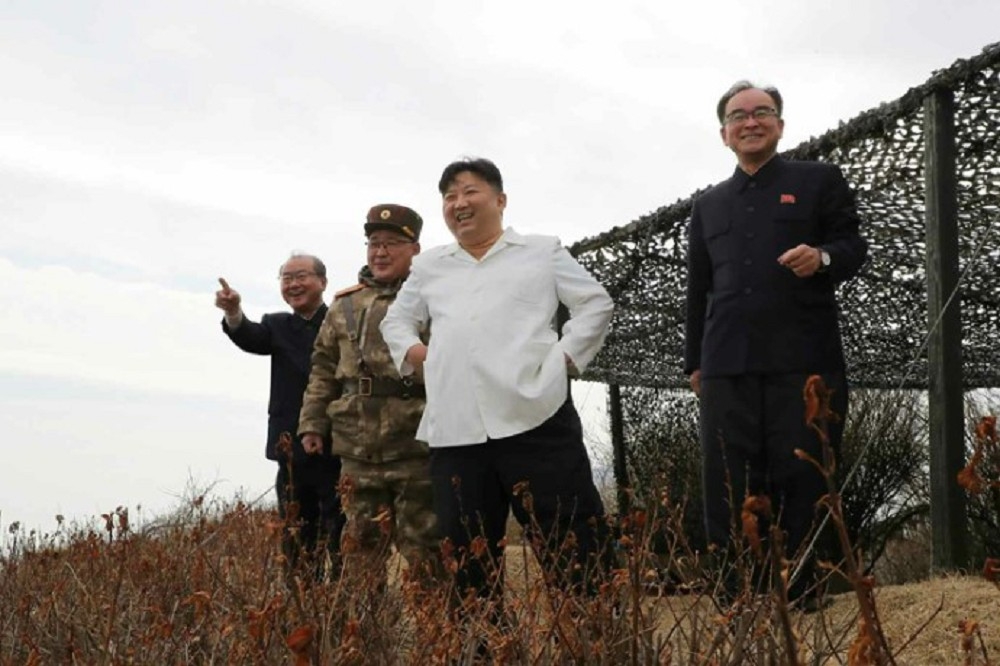 北韓領導人金正恩視察核武演習，並對成果表示相當滿意。（取自勞動新聞）