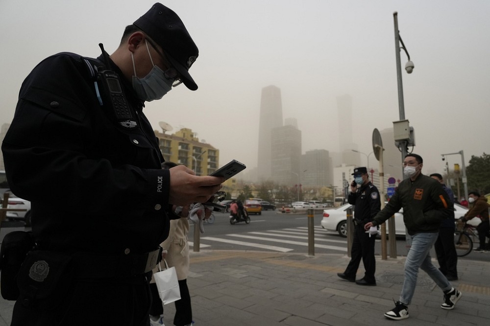 美思明智的北京辦事處遭中國當局關閉，5名員工被捕。圖為北京街頭的警察。（美聯社）