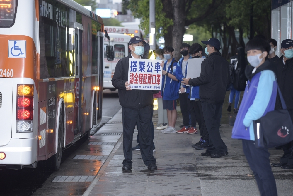 指揮中心中心發言人羅一鈞表示，大眾運輸戴口罩改建議非強制最快4月中下旬可實施。（資料照片/張哲偉攝）