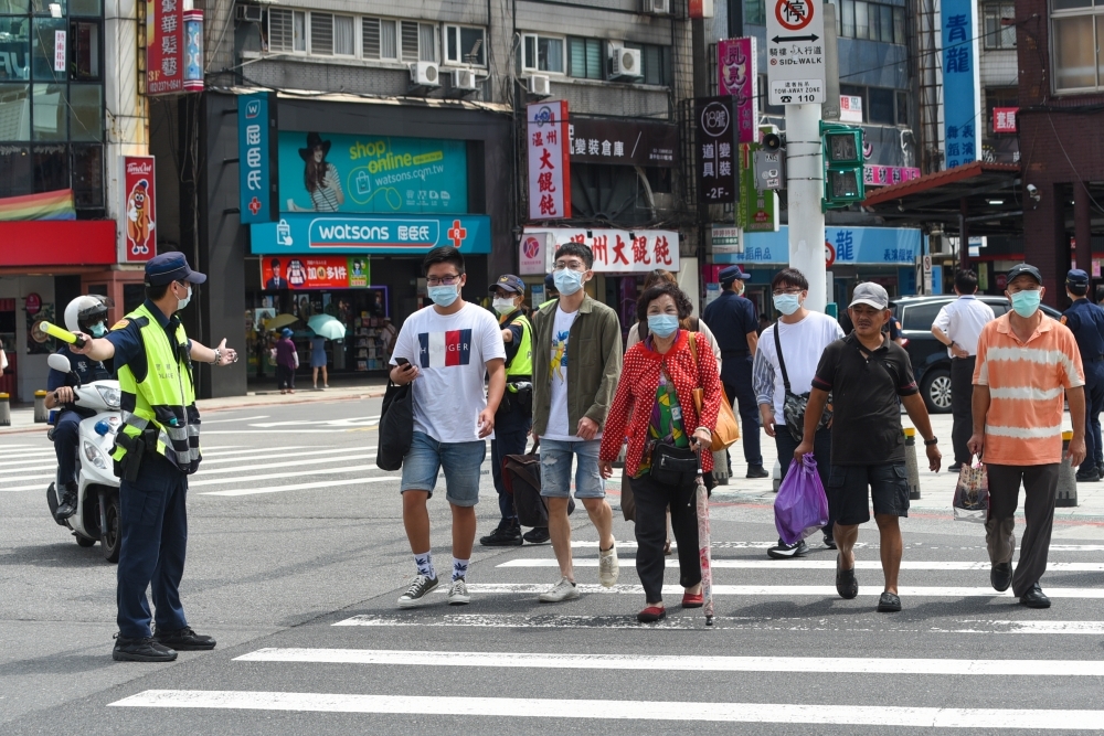 交通部日前進行修法，自3月31日起，若汽車行經行人穿越道不暫停，並讓行人先行通過，將直接開罰3600元。（資料照片／蔣銀珊攝）