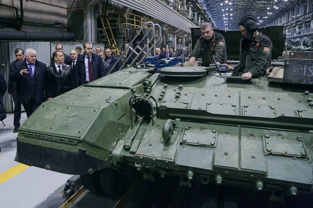 俄前總統梅德韋傑夫稱要在烏國境內設非軍事緩衝區，不達目的誓不罷休。圖為他（左3）日前視察戰車工廠。（美聯社）
