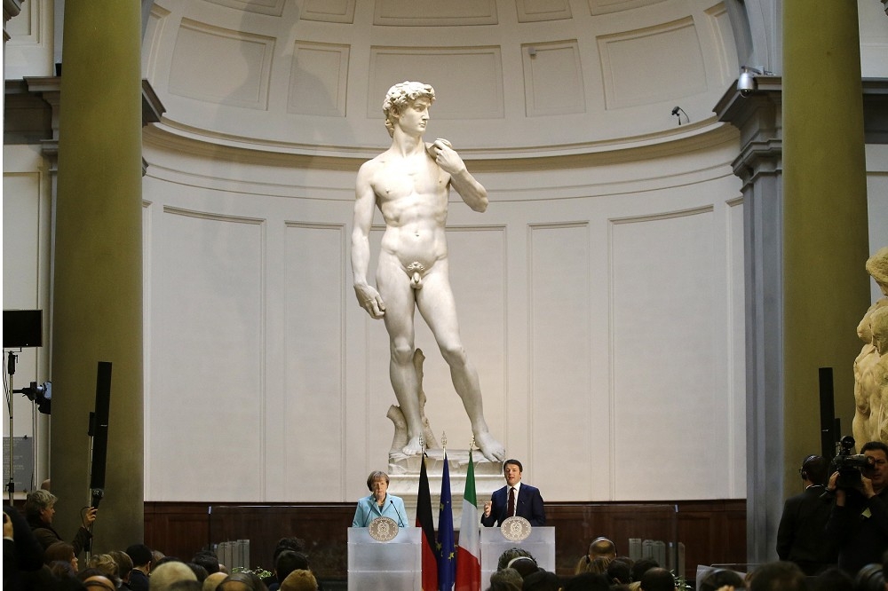 美國一所中小學因介紹大衛雕像遭家長投訴。圖為2015年德國總理梅克爾、義大利總理倫齊在大衛雕像前召開記者會。（美聯社）
