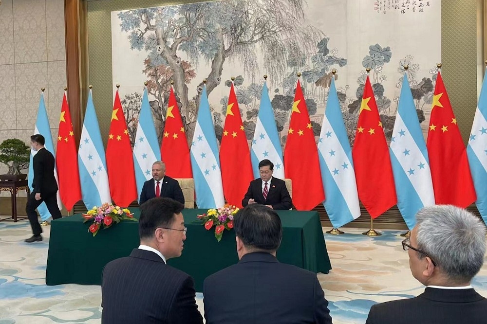 中國外長秦剛（右）26日在北京與宏都拉斯外長雷依納簽署「聯合公報」，兩國正式建交。（截自央視新聞）