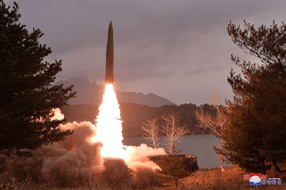 北韓今日清晨針對美軍航母逼近以及美韓兩棲登陸聯演，試射2枚彈道飛彈進行威嚇挑釁。圖為先前試射的短程飛彈。（取自勞動新聞）