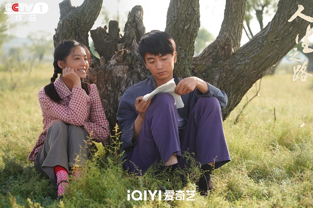 中國男星陳曉（右）、李沁主演的時代新劇《人生之路》，開播前受到高度期待，但卻評價暴跌，網友指劇中李沁3大缺點讓人出戲。（取自人生之路微博）