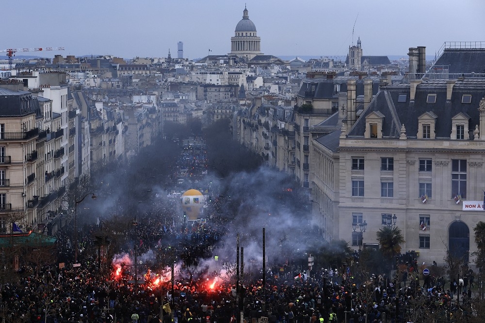法國示威人士與警方爆發衝突，在各地造成441名員警受傷，有457人被捕。（美聯社）