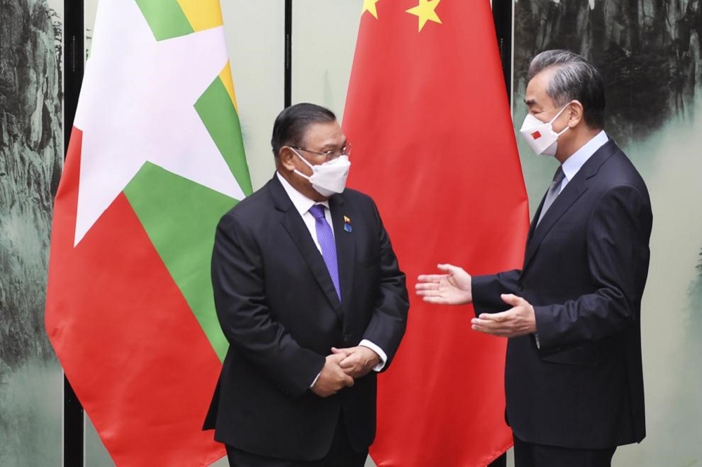 2022年中國外長王毅出訪緬甸與該國外長進行會談，雙方承諾加強一帶一路中的「中緬經濟走廊」建設。（美聯社）