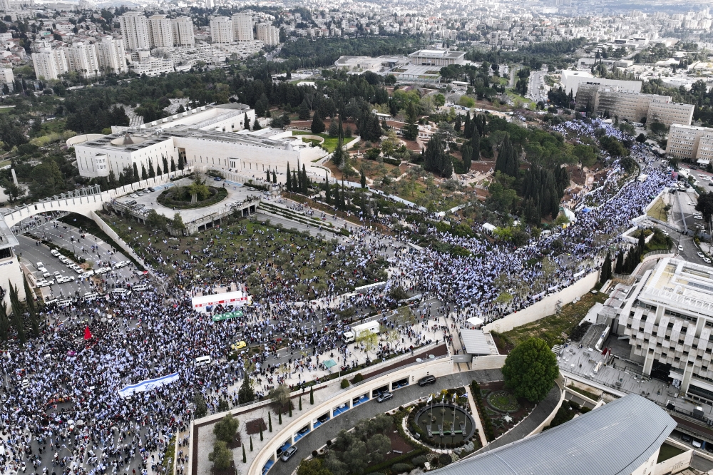 以色列民眾27日聚集在國會外圍，抗議總理納坦雅胡的司法改革。（美聯社）
