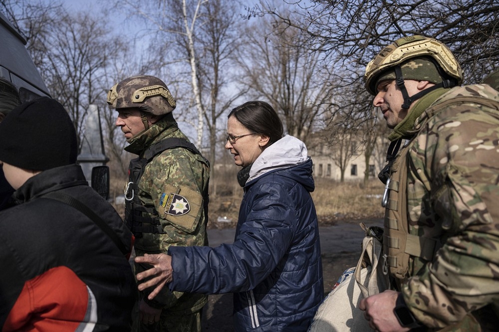 身著迷彩服的烏克蘭警察，對阿夫迪夫卡的老弱婦孺進行疏散。（美聯社）