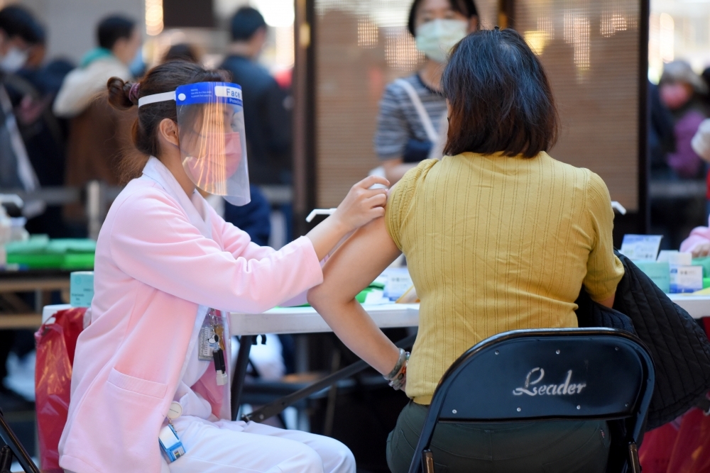 疾管署今公布國內新增5例猴痘確定病例，包括4例本土、1例日本境外移入個案。僅為施打疫苗示意圖。（資料照片／張哲偉攝）