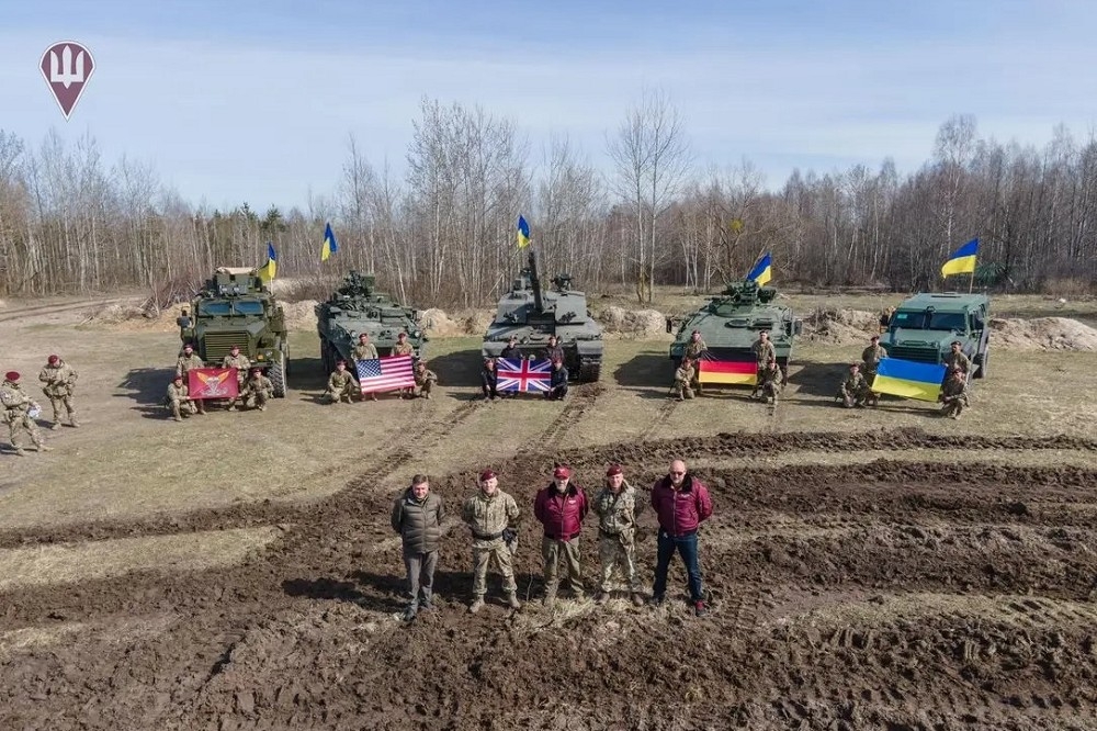 烏克蘭軍方PO出西方各國軍援戰車的照片。（取自列茲尼科夫推特）