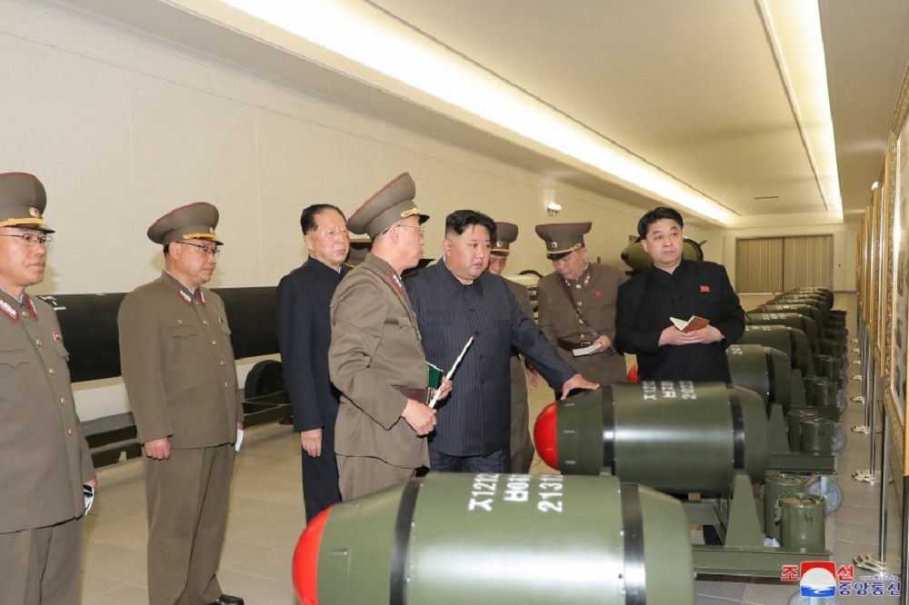 金正恩視察北韓軍方核武研發作業，「火山-31型」戰術核武也首度亮相。（取自北韓勞動新聞網站）