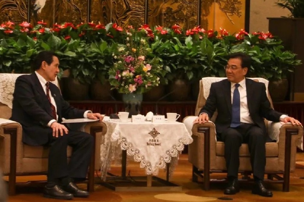 馬前總統（左）與江蘇省委書記信長星會面，強調兩岸交流、合作建立互信，避免戰爭風險。（馬英九辦公室提供）